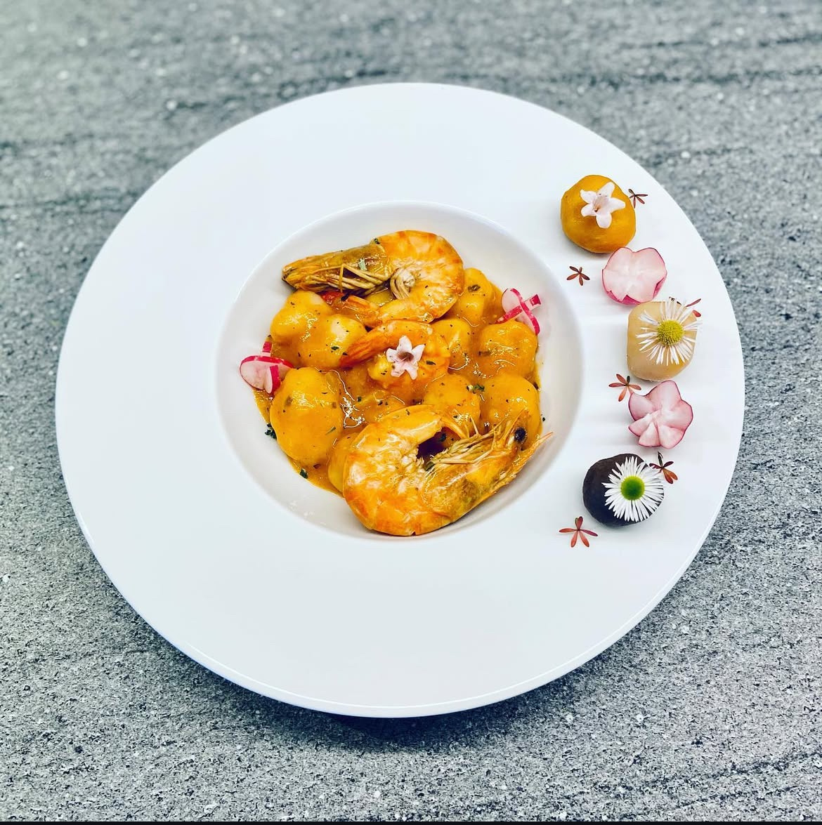 Dombrés de crevettes dressés dans une assiette